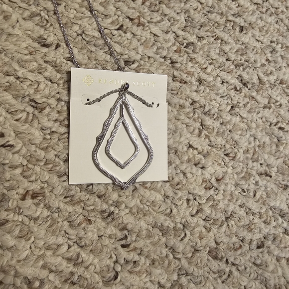 Sliver Kendra Scott Set. - Picture 3 of 7